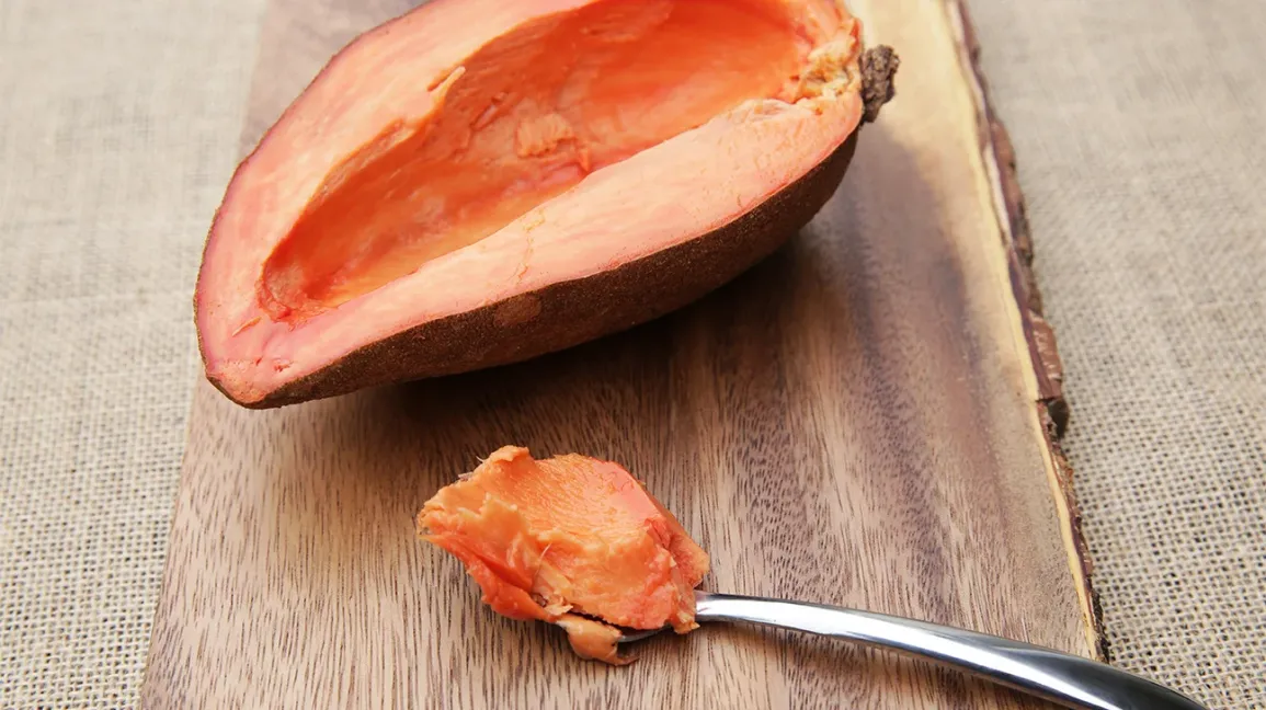 Mamey sapote coupé en deux révélant sa chair orange intense