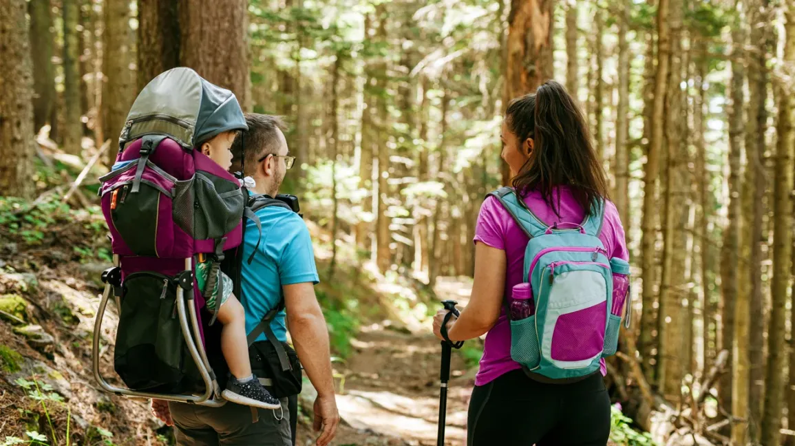 Famille en randonnée pour la perte de poids post-partum