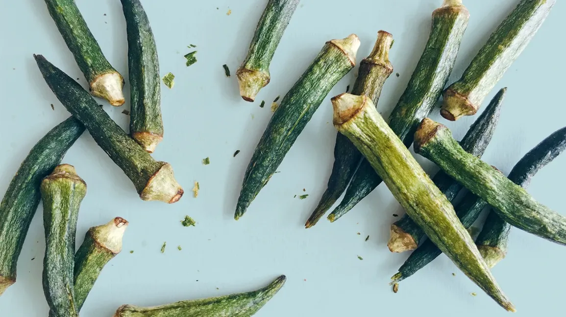 Chips de gombo croustillantes et assaisonnées