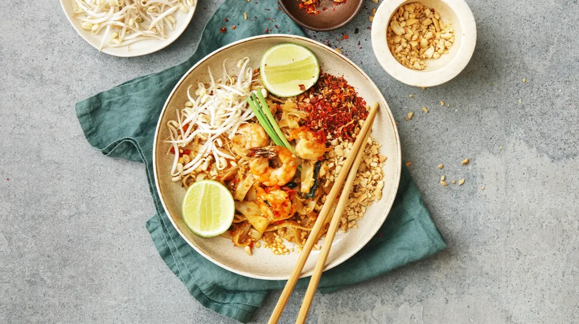 Un plat de Pad Thai traditionnel avec nouilles, crevettes et arachides