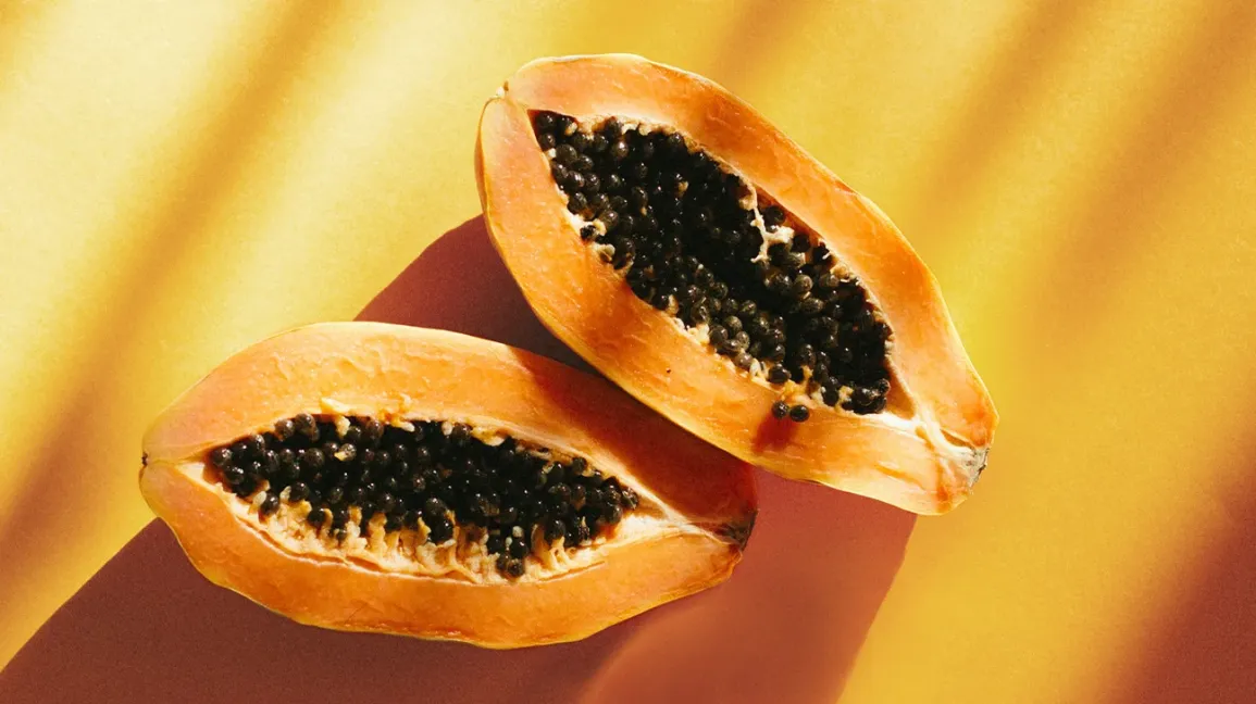 Demi-papayes fraîches avec des graines noires
