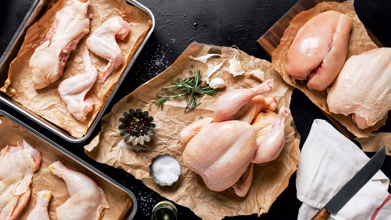 différents morceaux de poulet préparés pour la cuisson