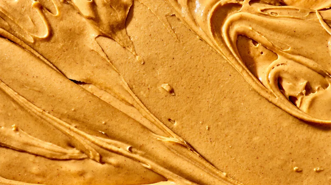 Gros plan sur du beurre de cacahuète onctueux