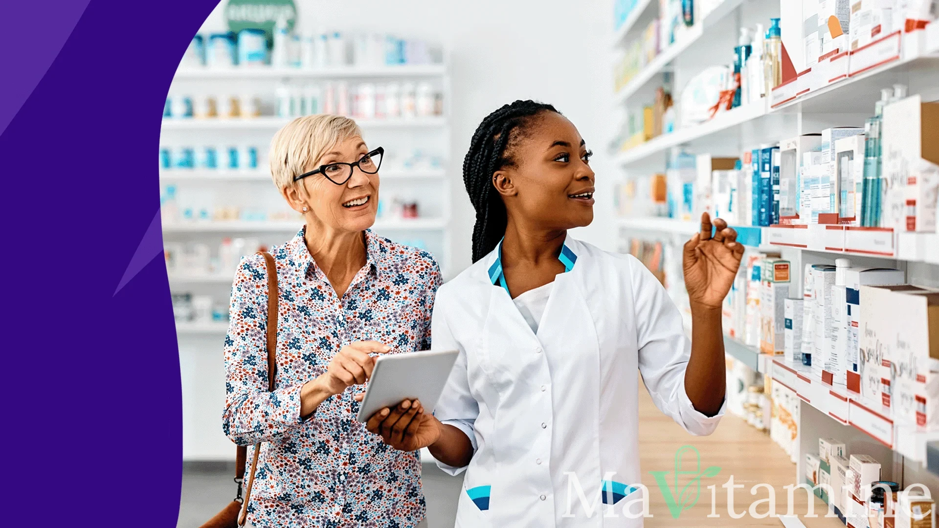 Pharmacien conseillant une cliente sur le magnésium en pharmacie