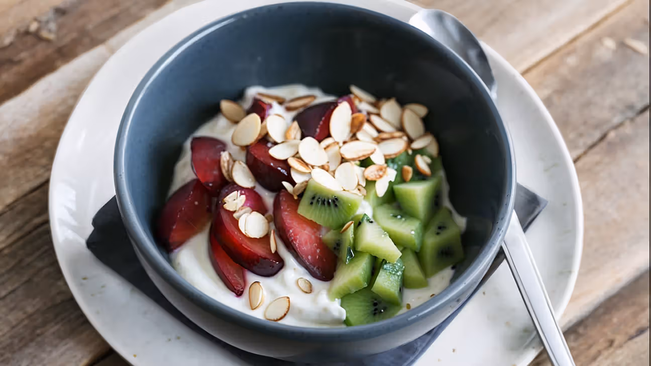 Yaourt aux prunes et amandes effilées