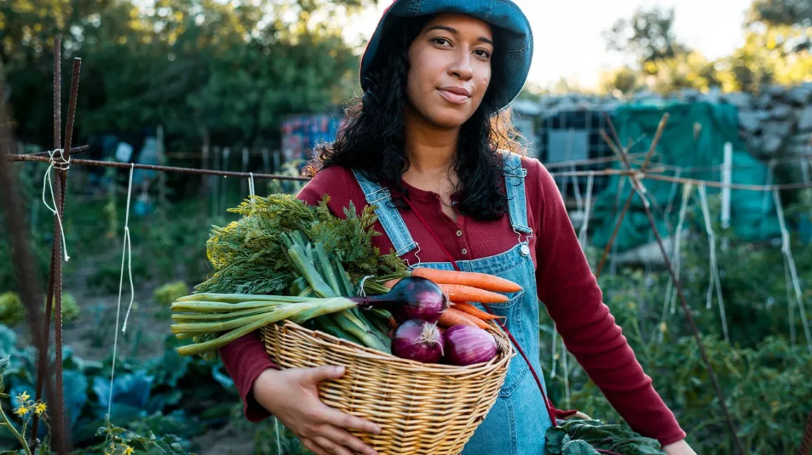 Agriculteur tenant un panier de produits de saison fraîchement récoltés