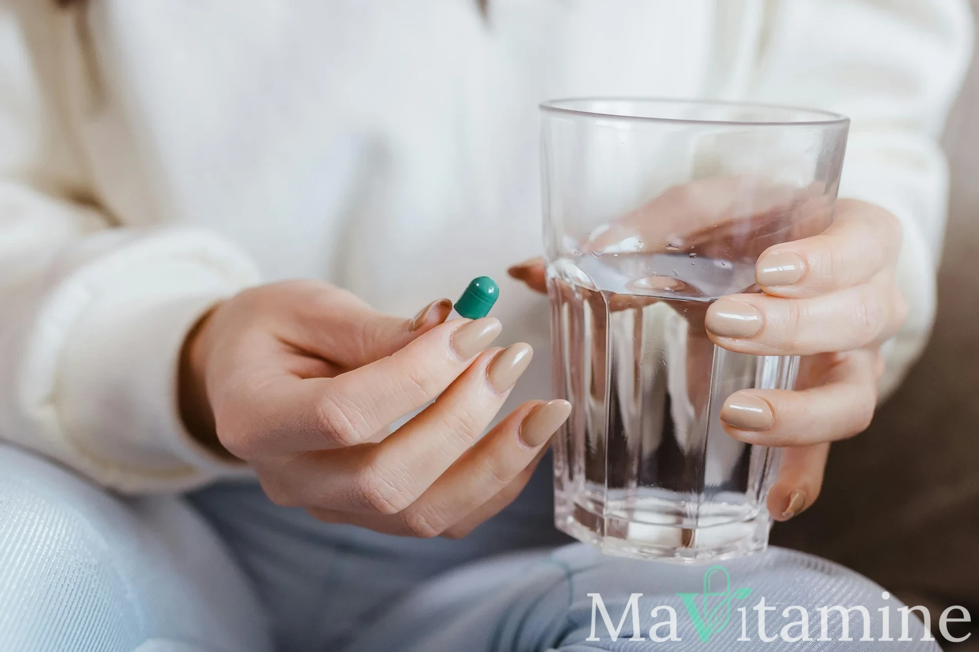 Prise de magnésium le soir avec un verre d'eau pour favoriser l'endormissement