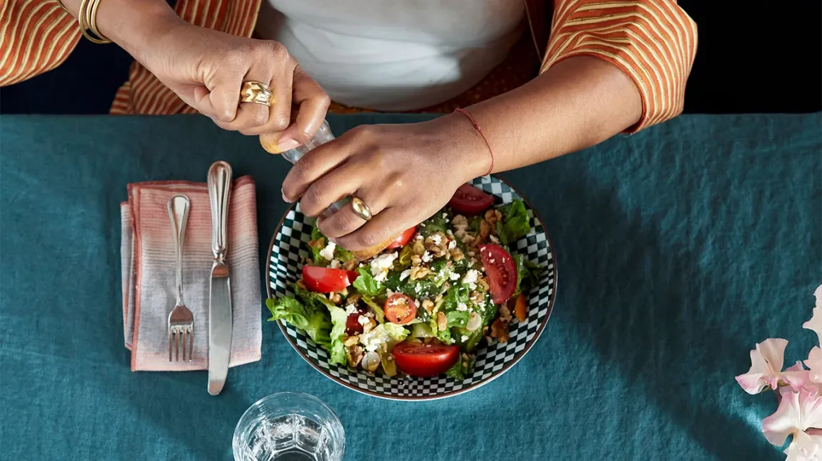 Salade fraîche avec légumes variés