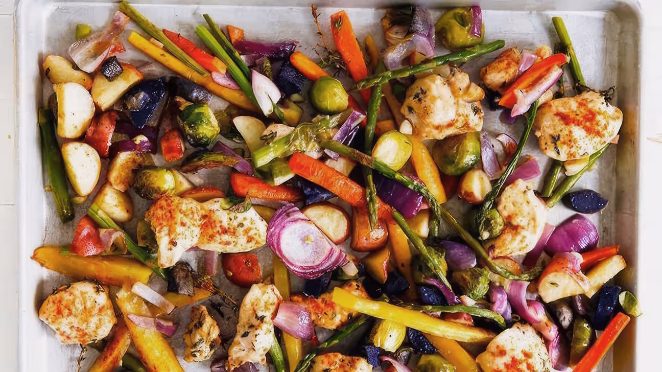 Poulet et légumes rôtis sur plaque