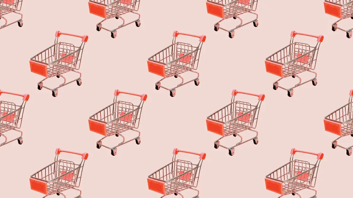 Chariot de courses rouge sur fond rose illustrant les économies alimentaires