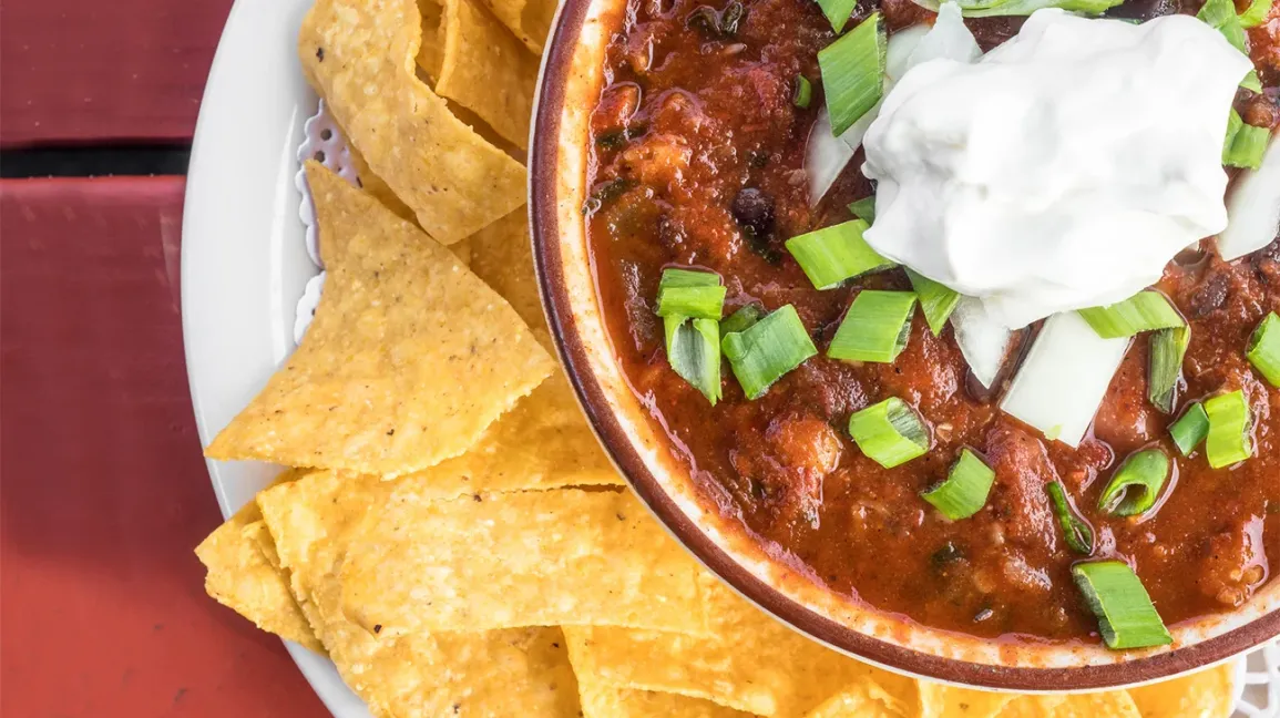 Bol de chili avec de la crème aigre