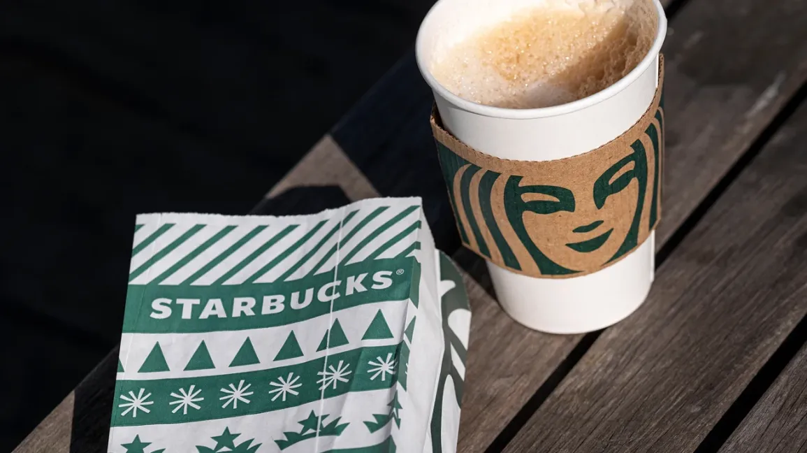 Café Starbucks et nourriture saine sur une table de pique-nique