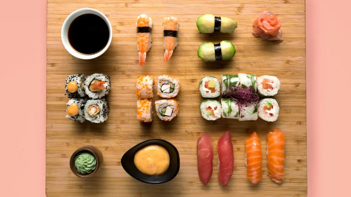 assortiment de sushis et makis sur un comptoir