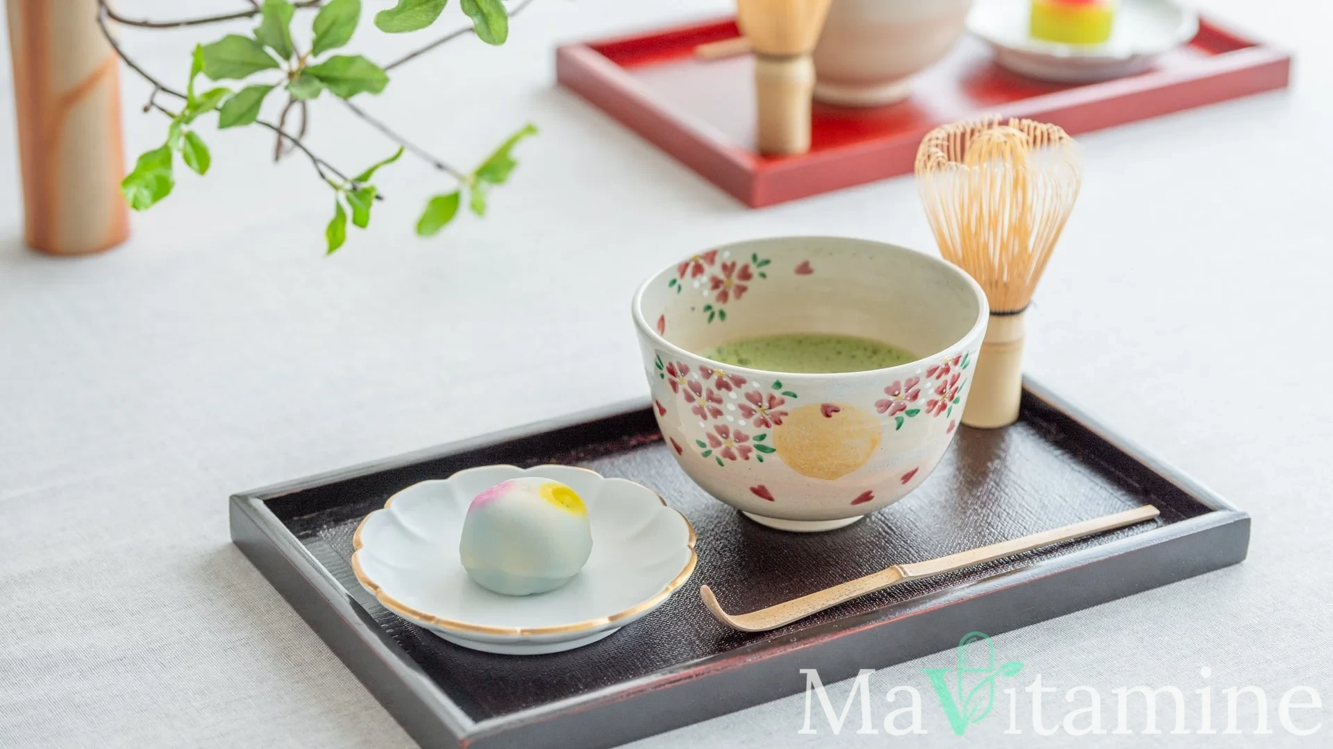 Tasse de café et thé matcha illustrant la synergie entre caféine et L-théanine.