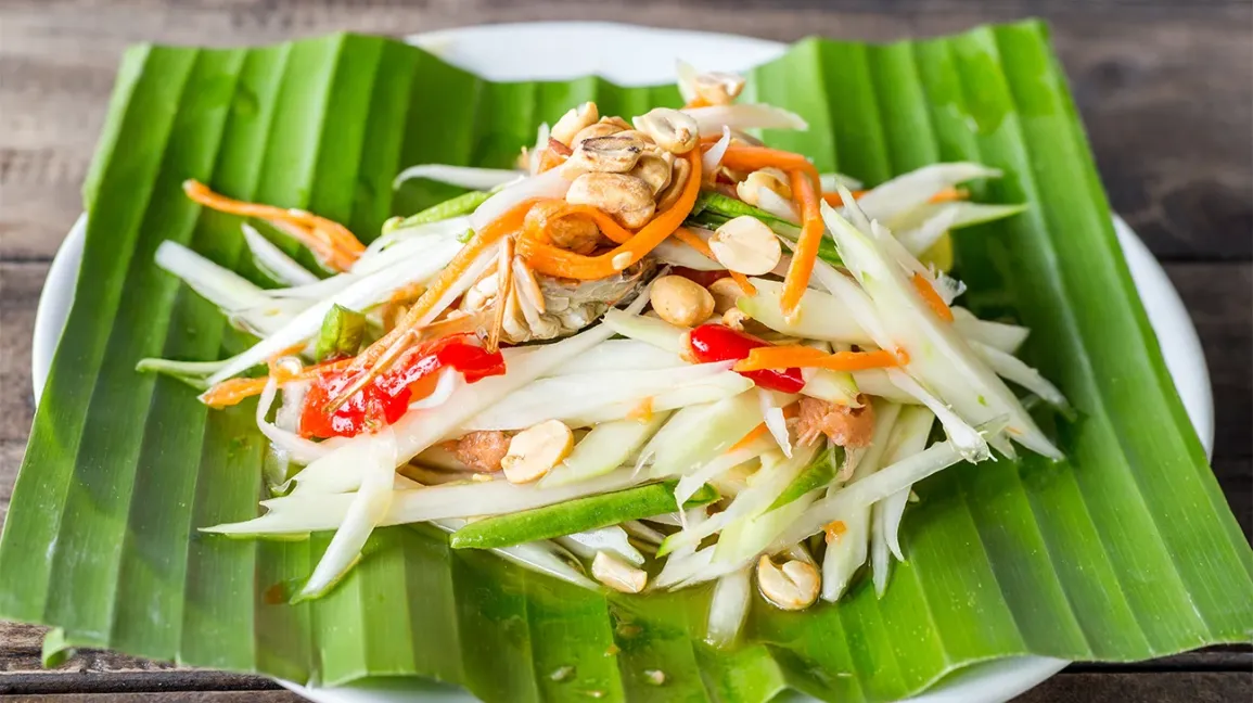 Salade de papaye verte thaïlandaise sur une assiette