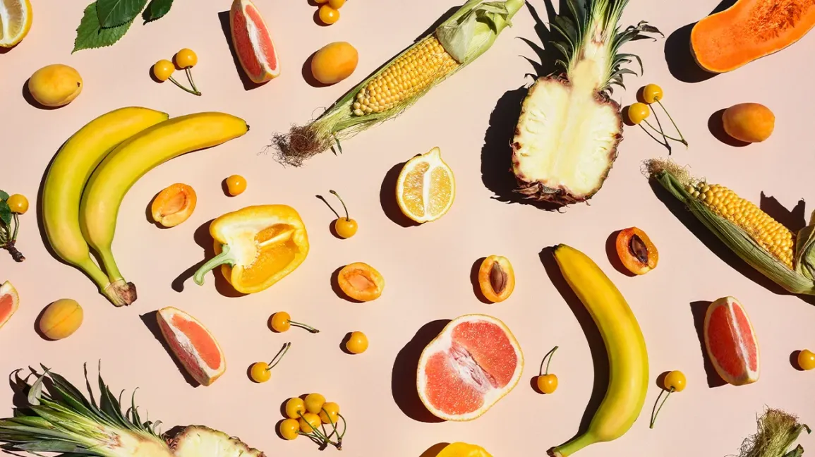 Variété de fruits et légumes frais sur fond rose