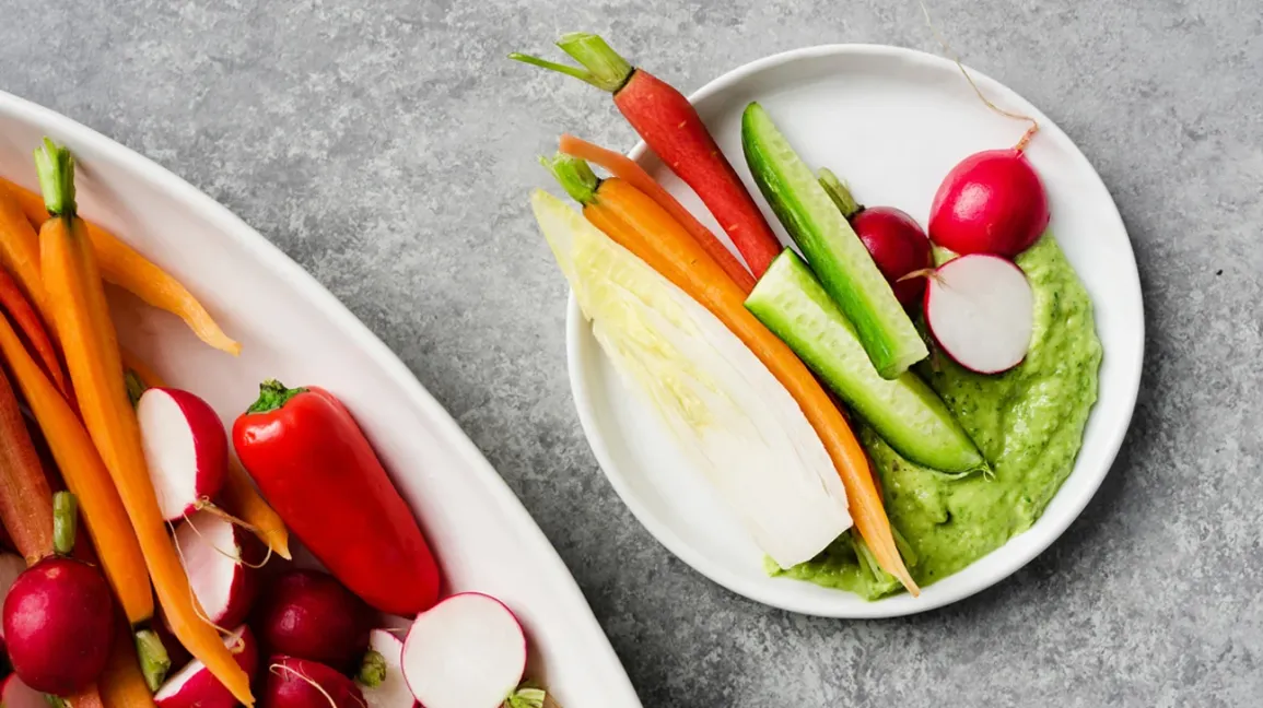 Plateau de légumes frais découpés