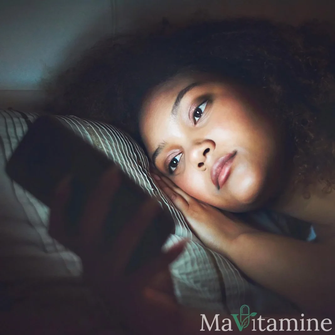Femme devant un écran le soir, illustration source sur la mélatonine et le sommeil