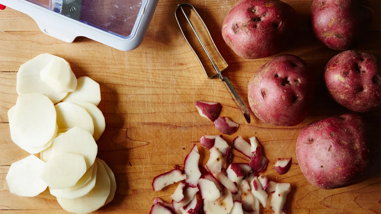 Pommes de terre rouges sur une planche à découper