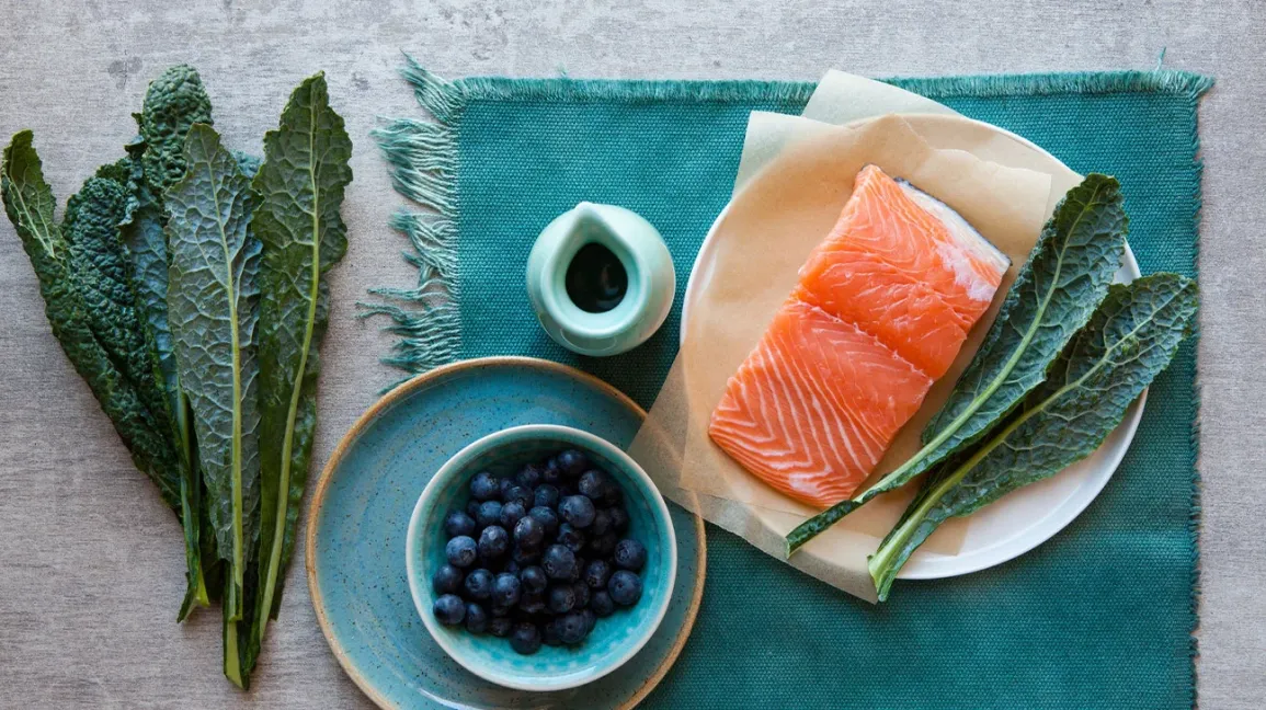 Saumon frais avec baies et chou kale