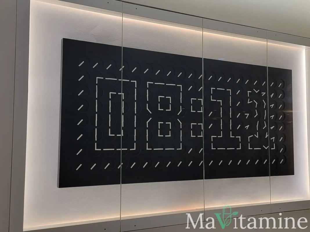 Horloge numérique dans un aéroport, illustration du décalage horaire
