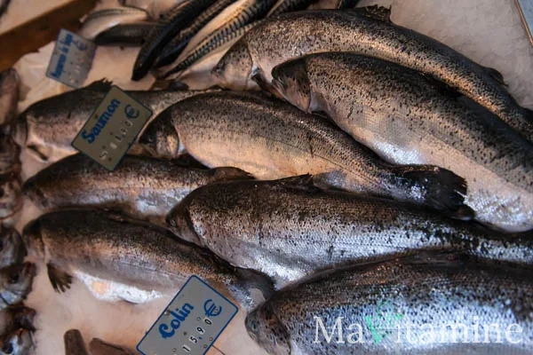 Filets de saumon sur un étal, illustration des sources alimentaires d’oméga-3