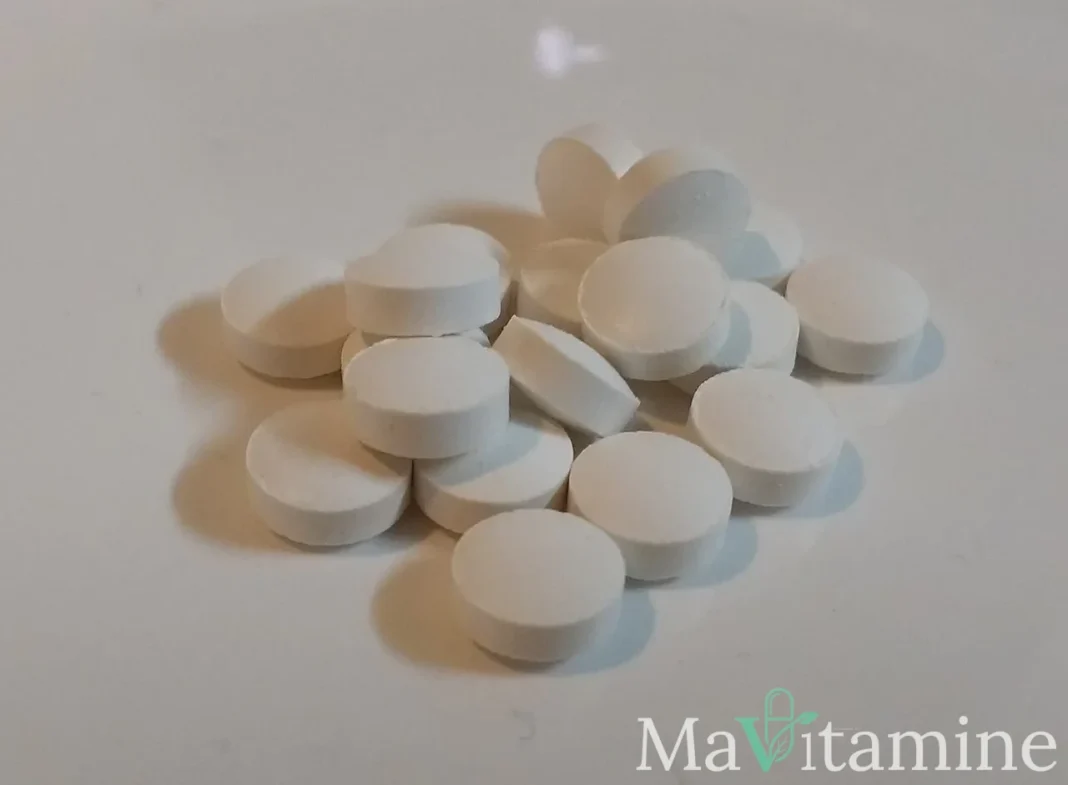 Gélules de vitamine D sur fond neutre
