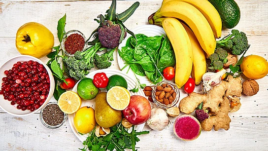 Vitamines et minéraux : choisir des aliments variés sans confondre source et apport suffisant